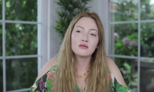 Danla Bilic'den Sigara Saklarken Babasına Yakalanan Kız Taklidi