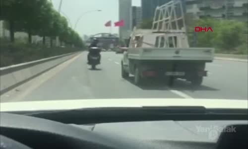 Seyir Halinde Sopayla Motosikletliye Saldırdı