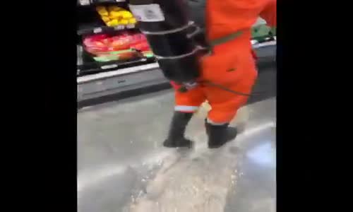 Market Alışverişine Dalış Elbisesiyle Gitmek 