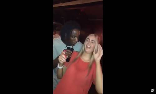 Zenci Görünce Korkan Sarhoş Kadın