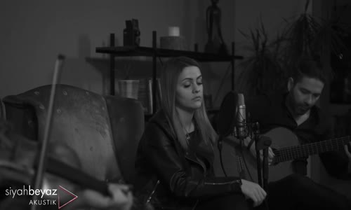 Melis Aydın - Yorgun Yıllarım (SiyahBeyaz Akustik)