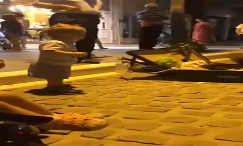 Minik Çocuğun Gördüğü Kukla İle Bağ Kurması