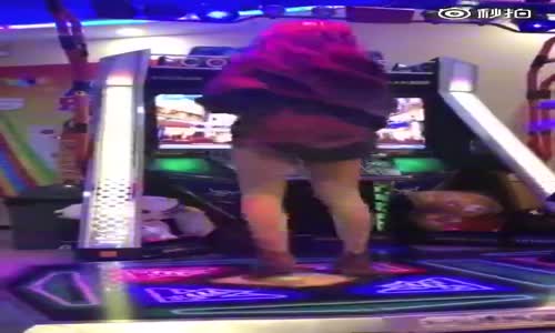 Dans Ederken Kendini Kaptıran Kız