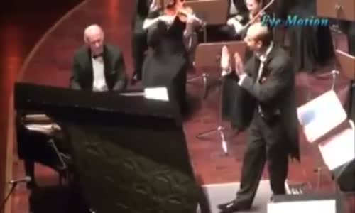 Müzisyenleri ve Alkışları Yöneten Orkestra Şefinden Muhteşem Anlar