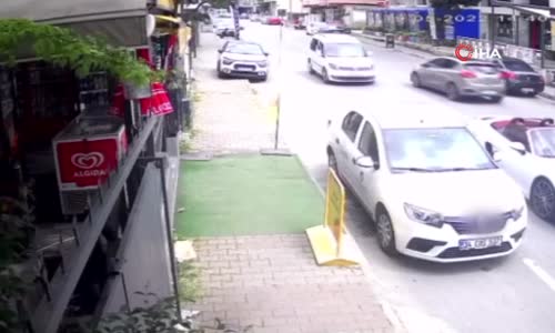 Kartal’da lüks otomobilin çarptığı motosikletli 15 metre sürükledi