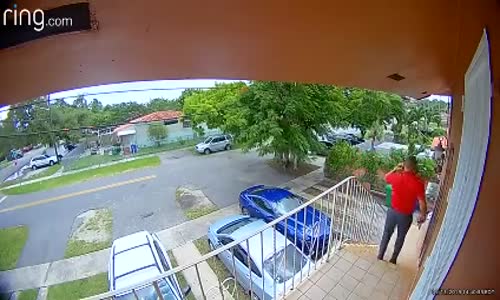 Telefonla Konuşurken Merdivenlerden Düşen Adam 