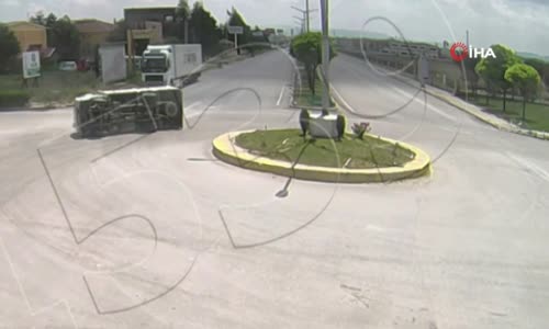 Cam yüklü kamyonet dönüş yaparken böyle devrildi 
