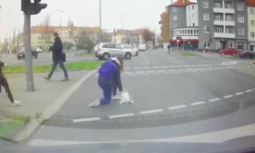 Yaya Geçidinde Yere Kapaklanan Kadın