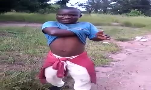 Koltuk Altıyla Müzik Yapan Afrikalı Çocuk