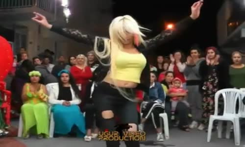 Aleyna Tilki Benzeri Roman Kızın Oyun Havasında Döktürmesi 