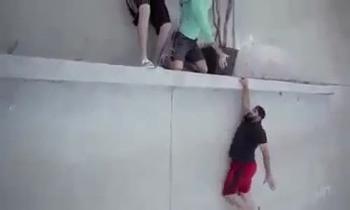 Duvar asılı kalma şakası