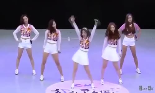 Olağanüstü güzel bir şarkı ve dans Koreliler!