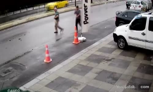 Bankadan Çıkan Adamı Darp Ederek Parasını Çaldılar