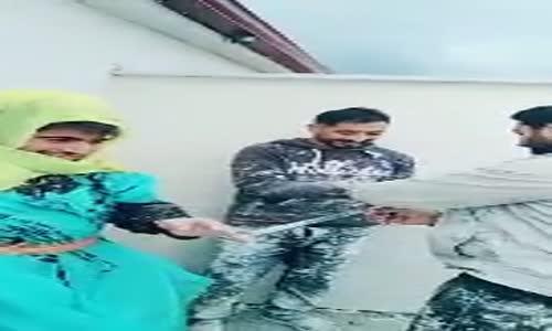 Kendi Aralarında Nişan Yapan İnşaat İşçileri 