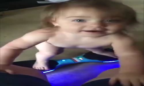 Evin İçinde Hoverboard İle Gezen Bebek