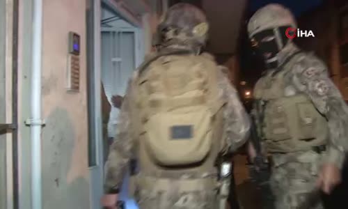 Uyuşturucu tacirlerine yönelik eş zamanlı operasyon- Polisin geldiğini gören torbacı, uyuşturucu dolu poşeti camdan attı 