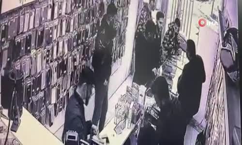 Telefon Dükkanında Sopa Ve Sandalyelerin Havada Uçuştuğu Kavga Kamerada 