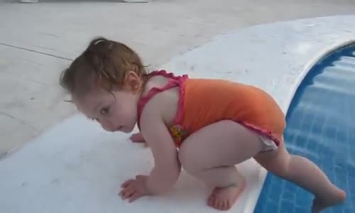 Havuza Girmeye Çalışan Sevimli BEBEK