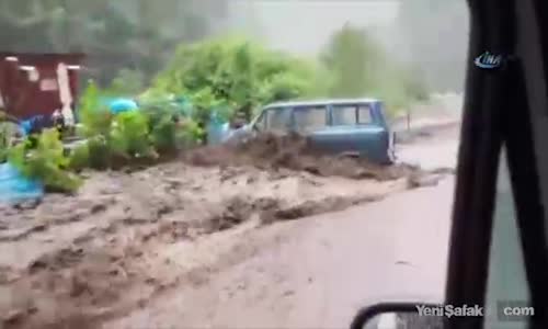 Rize’de Sel Suları Aracı Sürükledi