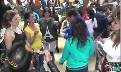 Düğünde Oynadıkça Pantolonu Düşen Hatun