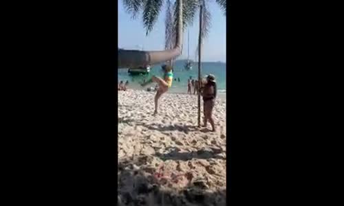 Fotoğraf Çektirmek İçin Çıktığı Palmiyeden Düşen Kadın 