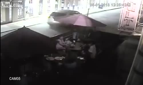 Araçtan Oturan İnsanlara Havai Fişek Atılması