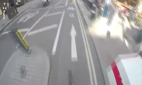 Bisiklet Yolunu Kullanan Yayaları Havalı Korna ile Uyarmak