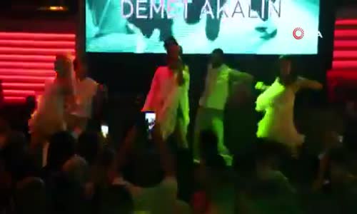 Demet Akalın - Ben Daha 35 Yaşına Bile Girmedim Yaşım Sürekli 33