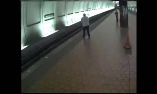 Raylara Düşen Görme Engelli Adamı Son Anda Kurtarmak