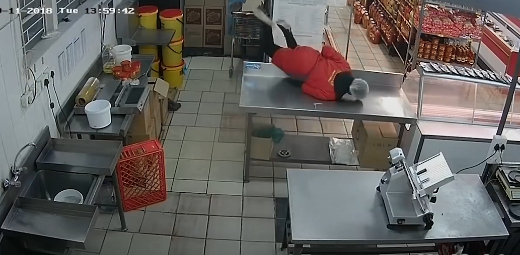 Kedilerden Korkan Kadın Nasıl Kaçacağını Şaşırdı