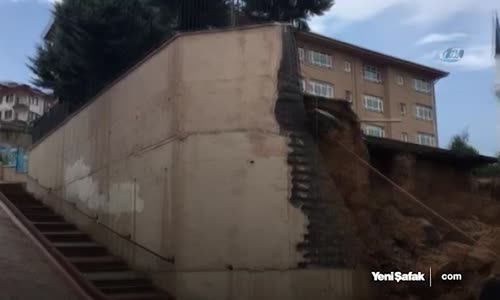 Sancaktepe'de Bir Okulun Duvarı Çöktü