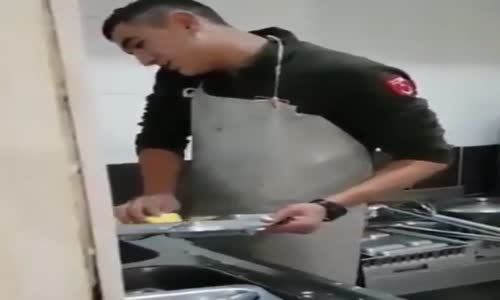 Bulaşıkçı Askerin Ailesine Sallaması