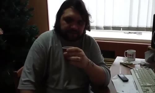 Plastik Kahve Karıştıracağıyla Imperial Marş Çalan İşsiz Adam