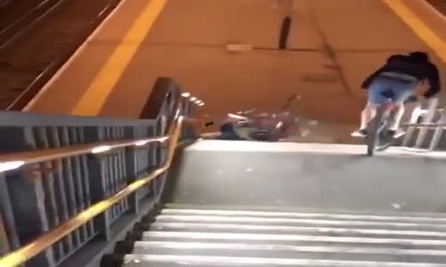 Metro Merdivenlerini Bisiklette İnen Sarhoşların Dramı