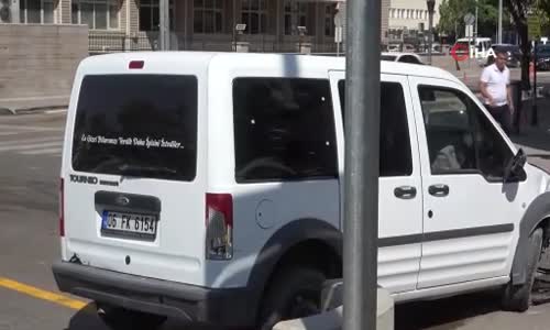 Otomobiller kafa kafaya çarpıştı- 2 yaralı! 