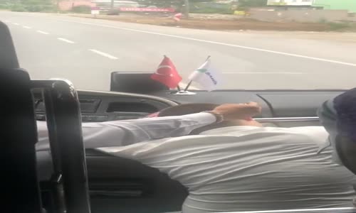 Şoförün Uyuyan Muavini Uyandırma Taktiği