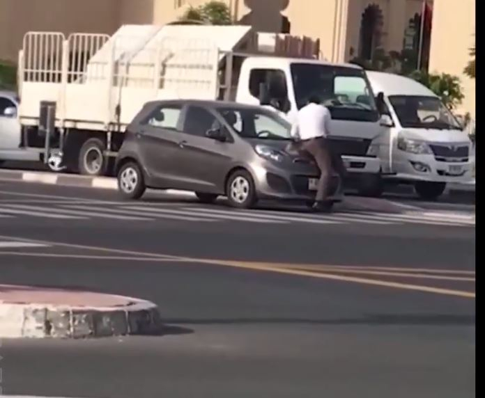 Arabanın Üstünden İnmeyen Manyak Adam