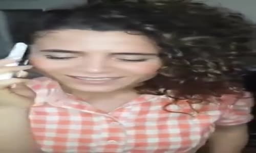 Sevgilisiyle Ayrı, Annesiyle Apayrı Konuşan Kız