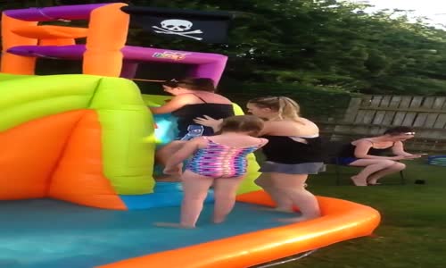 Şişme Kaydıraktan Yuvarlanan Teyze