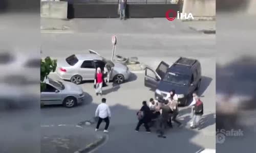 Kemerle Saldıran Sürücü Yediği Yumrukla Nakavt Oldu