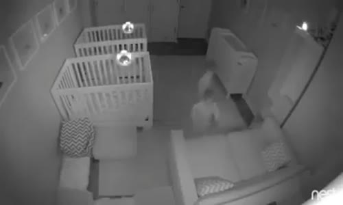 Ebeveynleri Uyuyor Bilirken Gecenin Bir Yarısında Odada Parti Yapan 2 Yaşındaki İkizler