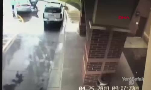 Kız Kardeşini Çalınan Otomobilden Son Anda Kurtardı