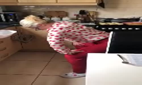 Yapay Zekanın Talimatlarıyla Twerk Yapan Kadın