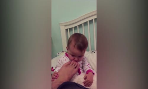 Babasının Ayağını Koklayan Bebeğin Tepkisi