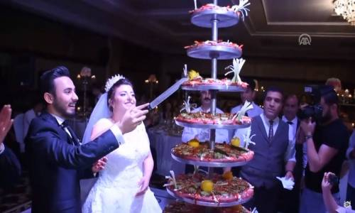 Gelin Ve Damat Düğünde Yaş Pasta Yerine Çiğ Köfte Kesti