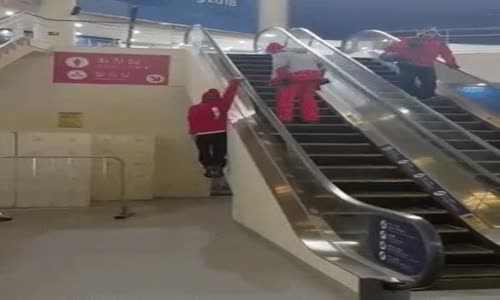 Yürüyen Merdivende Durmayan Genç