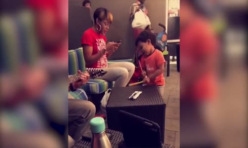 Doğuştan Yetenekli Minik Baterist