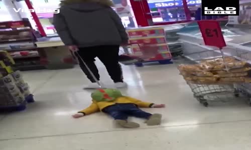 Markette Çocuğunu Sürükleyerek Gezdiren Baba