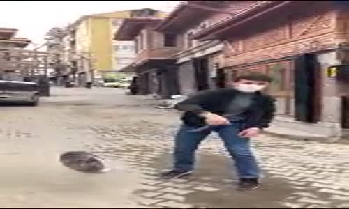 Çay Dolu Tepsiyi Fırıldak Gibi Döndüren Çaycı 