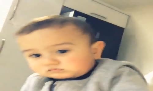 Babasıyla Düet Yapan Sevimli Bebek